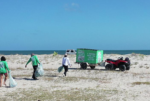 coleta de lixo na praia
