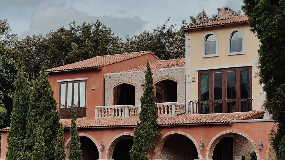 ciri khas rumah Mediternia (Mediterranean house style) - adanya lengkungan pada jendela dan pintu