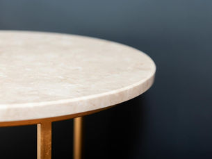 Inspirasi meja makan marmer bulat berwarna putih