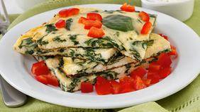 CLARAS DE HUEVO CON TOMATE CHERRY Y ESPINACA