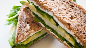 SANDWICH DE ESPINACA, QUESO DESCREMADO Y TOMATE