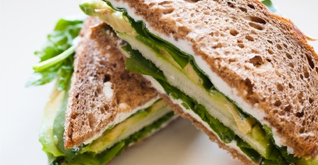 SANDWICH DE ESPINACA, QUESO DESCREMADO Y TOMATE