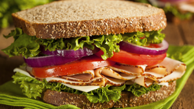 SANDWICH CON PAN DE QUINOA Y PAVO