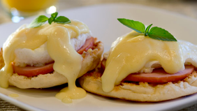 HUEVOS BENEDICT CON SALSA HOLANDESA