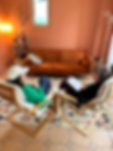 Maud et eloise se regardent avec un regard complice en preparant une seance de therapie en binome