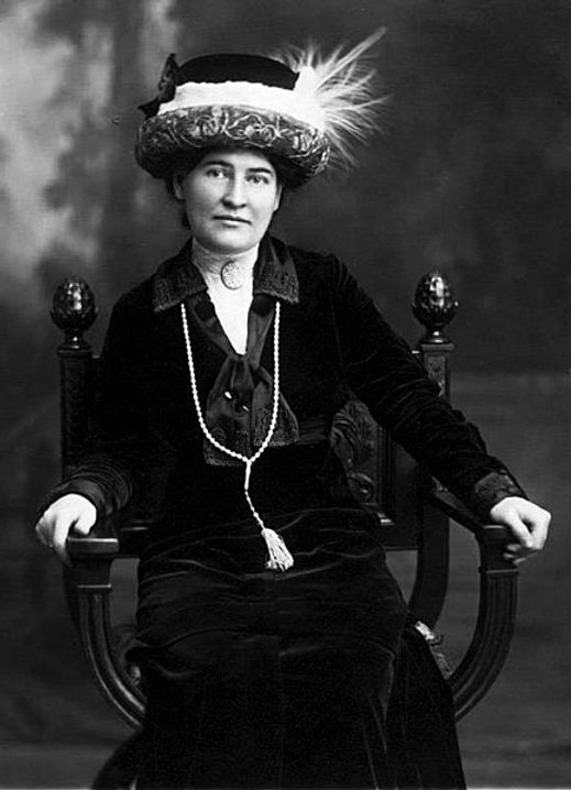 440px-Willa_Cather_ca._1912_wearing_neck