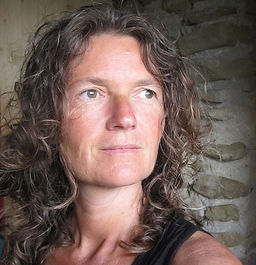 De travailleuse sociale à l'étranger puis en France à facilitatrice et thérapeute par les arts expressifs : j'ouvre maintenant avec ma pratique du Life Art Process® des espaces de LIBERTÉ, des espaces où l'invitation est à être tels que nous sommes dans nos états de puissance et nos états de vulnérabilités. Je crée un cadre bienveillant et je maintiens une structure claire qui autorisent à déposer ce qui a besoin d'être exprimé, et à explorer de nouvelles façons d'être. J'invite à mettre en lumière les résonances entre les êtres que nous sommes. Je nous rappelle au corps, à l'imagination, aux ressentis
J'accompagne, et je m'accompagne, vers l'ouverture à sa propre authenticité avec respect, humilité et intégrité. Avec mon état de Présence et l'être que je suis.
J'interviens auprès de particuliers, en institutions et centres de formation au travail social.