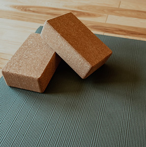 Yogamatte mit Yogablöcken