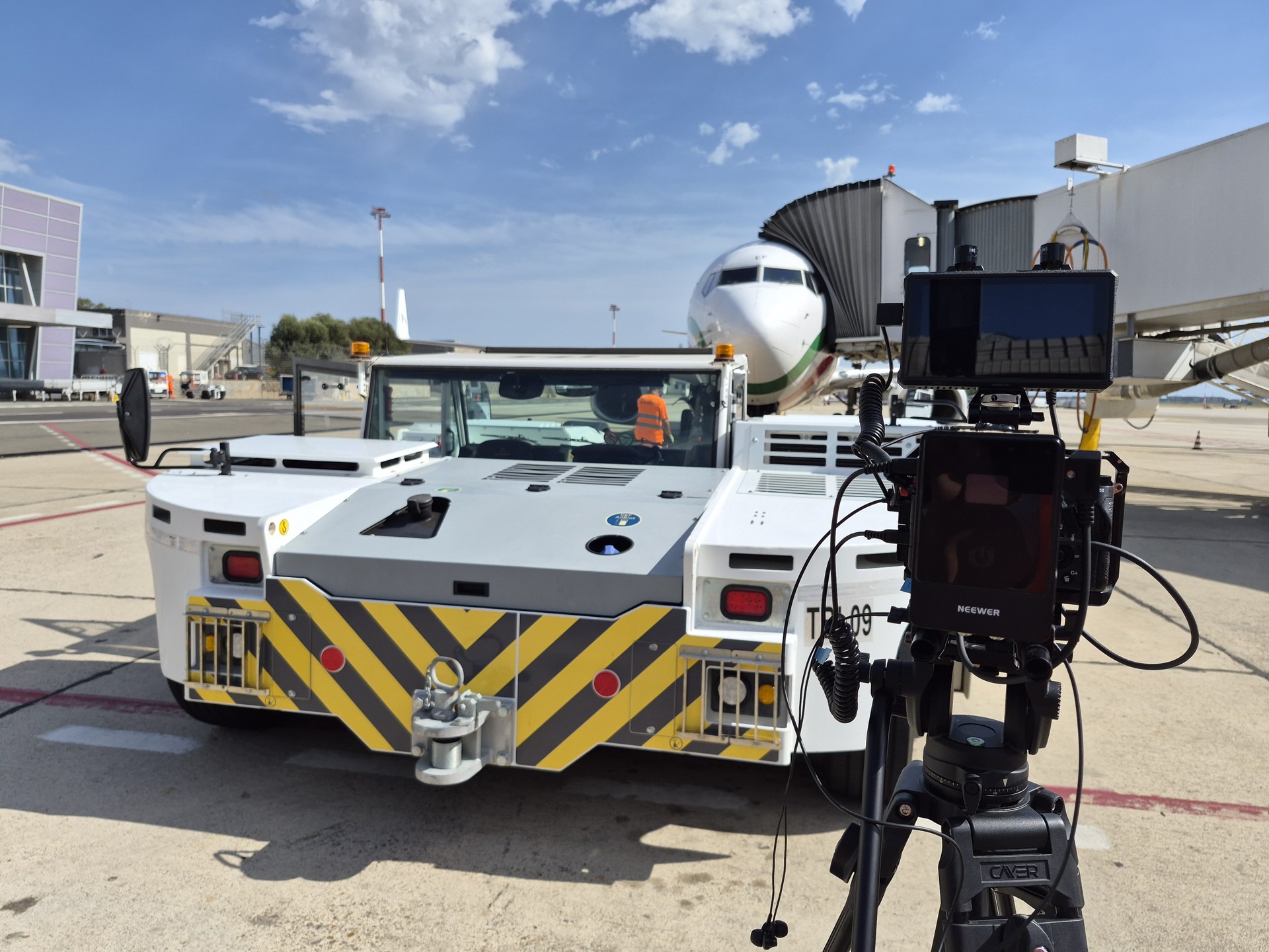 Filmtechnik von Terramagika beim Dreh am Flugzeugschlepper