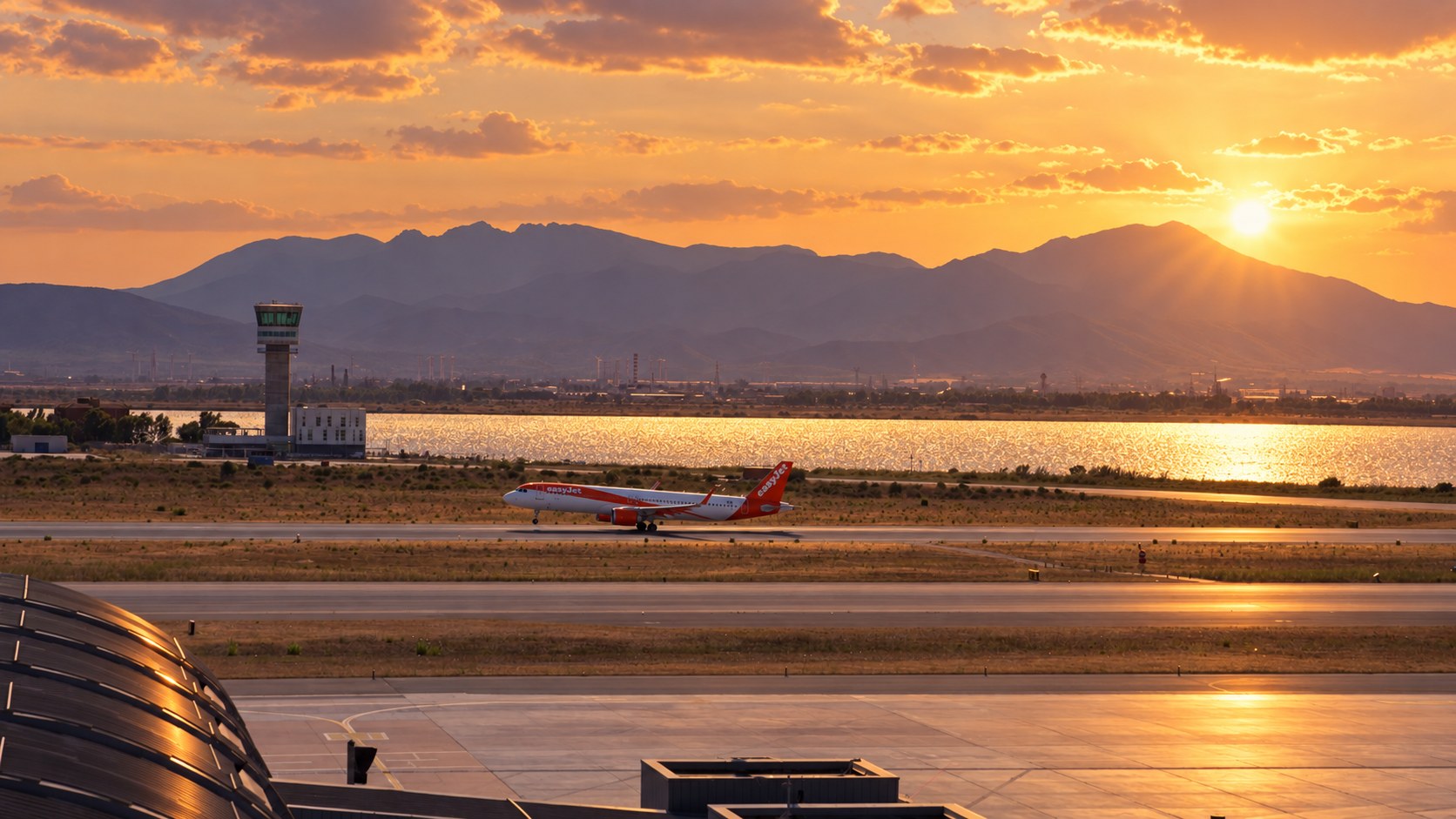 Flugzeug auf der Startbahn vor dem Sonnenuntergang in Cagliari