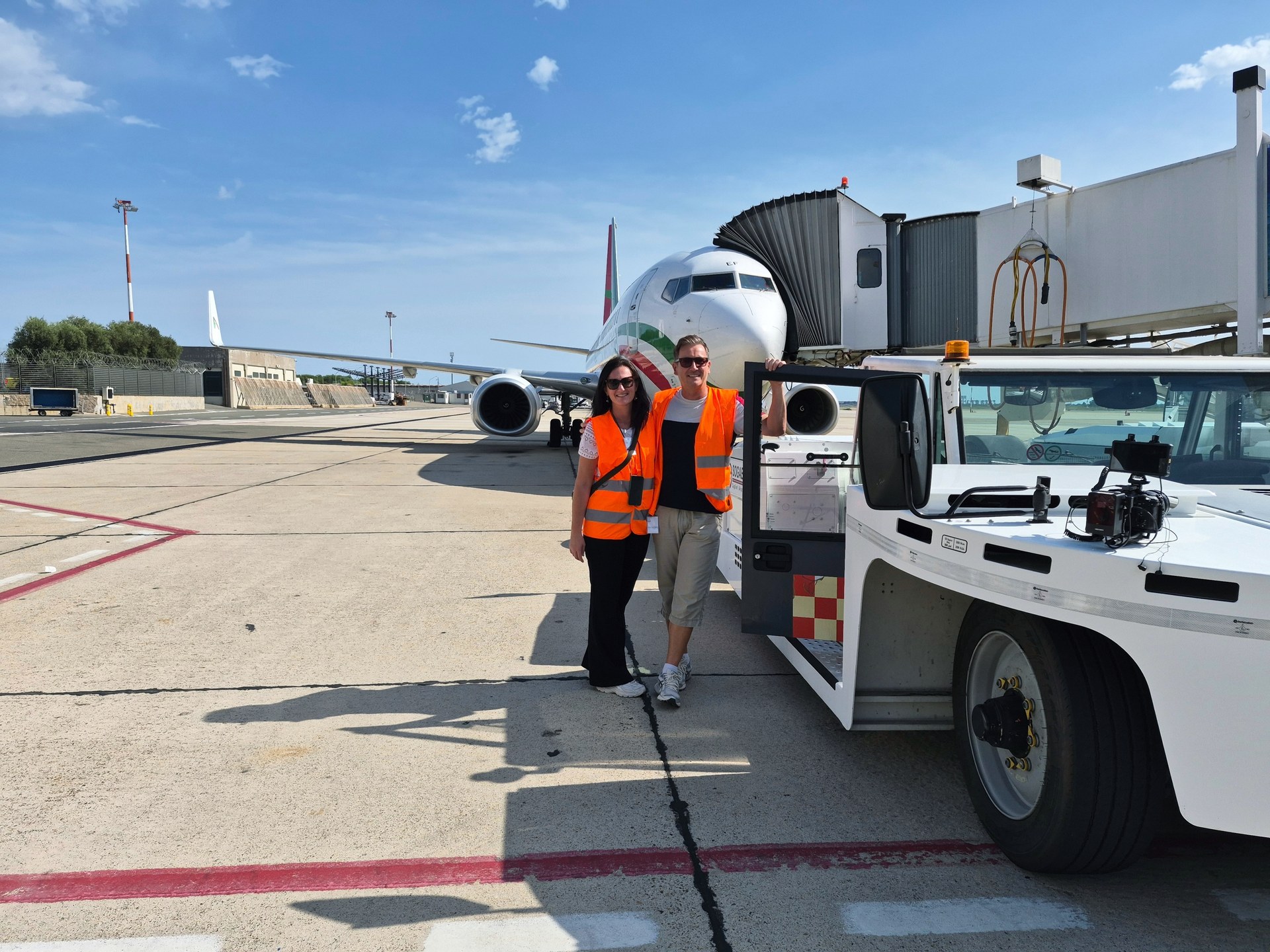 Terramagika-Produktionsteam auf dem Vorfeld mit Kamera und Flugzeug