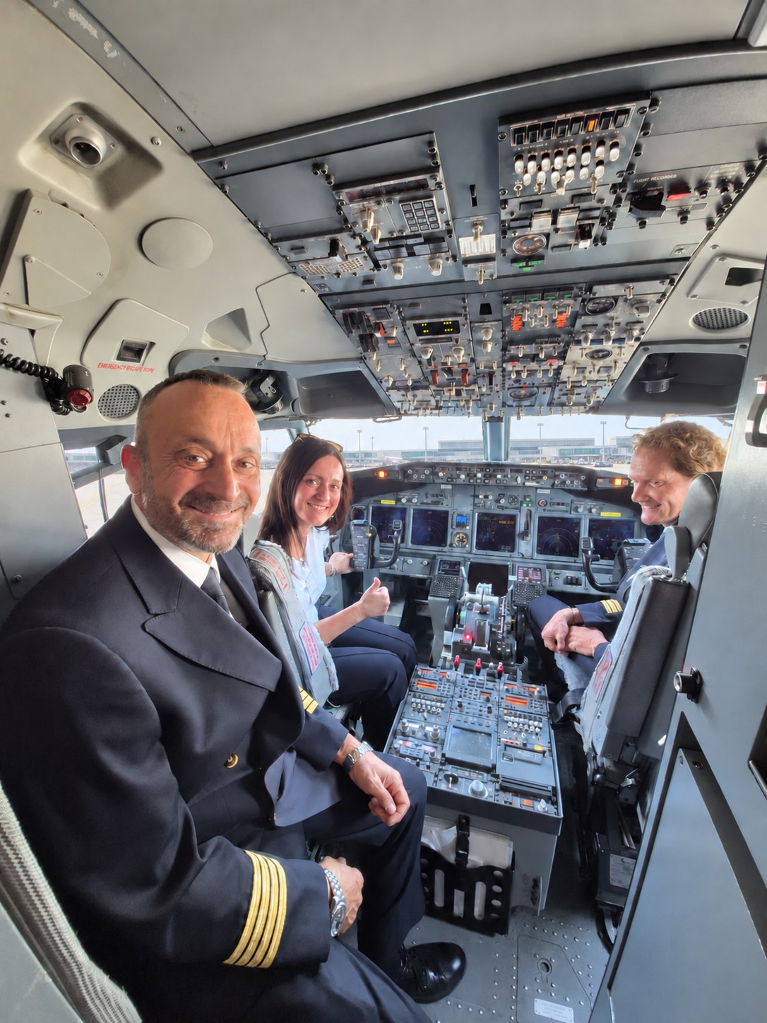 Terramagika-Kollegin im Cockpit mit der Flugzeugbesatzung