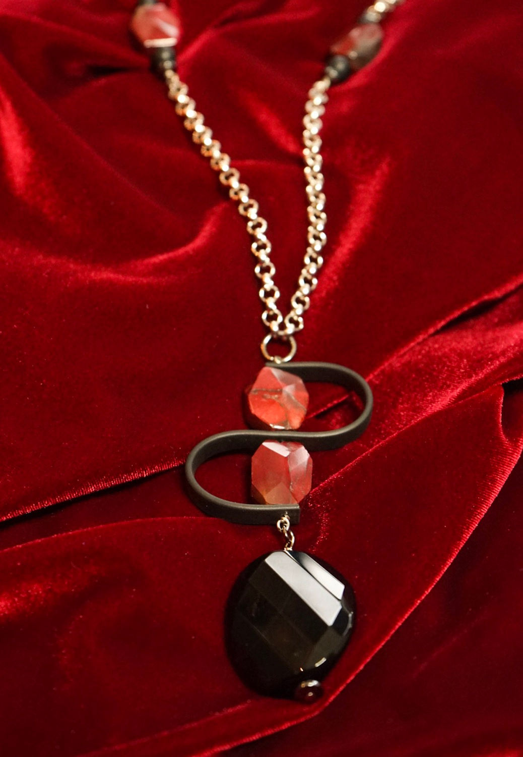 Red Ageate & Onyx Rubber Wave Pendant Necklace