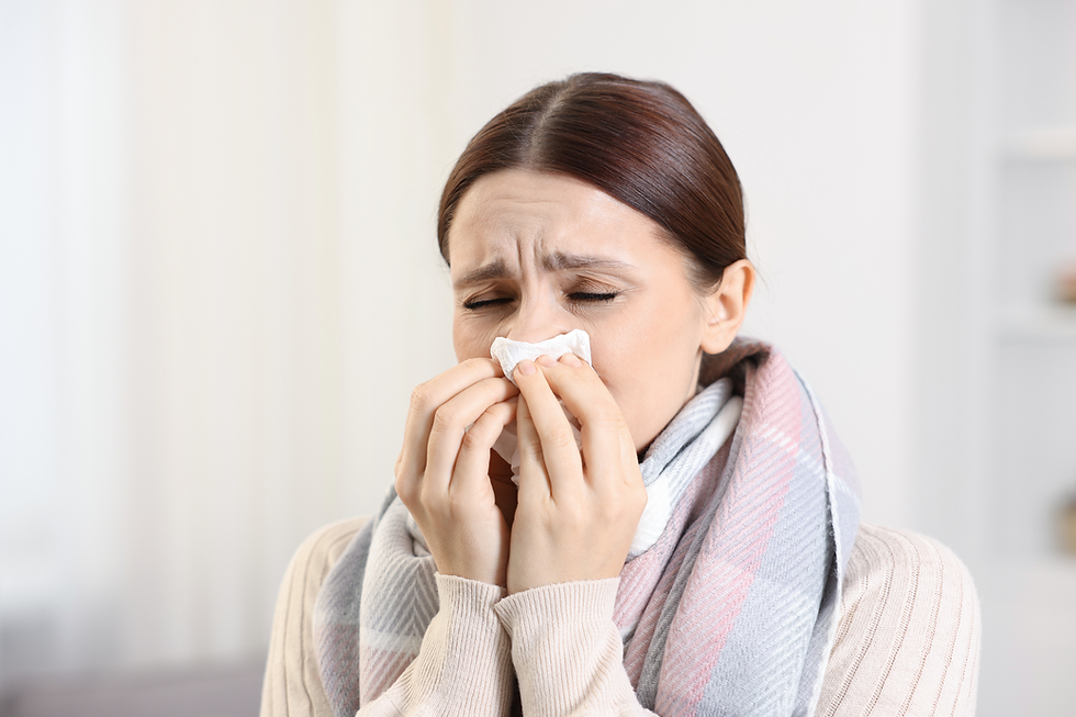 Pon atención en qué momento empeora el moqueo, al salir a la calle o al entrar a una habitación con alfombra, por ejemplo. Podría ser una reacción alérgica. 