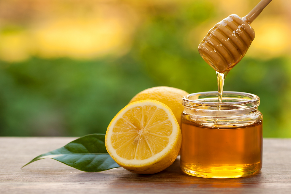Cuando la garganta arde y duele se puede tomar agua tibia con un poco de miel de abeja y limón