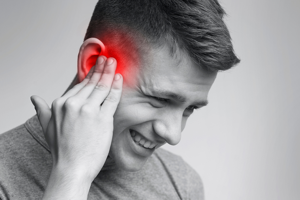 Los síntomas del oído de nadador, además del dolor, son varios, picazón, enrojecimiento, supuración y en ocasiones, disminución temporal de la audición en el oído afectaco.