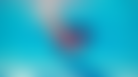 Chica nadando en la alberca sin tapones corriendo el riesgo de sufrir el llamado "oído de nadador"