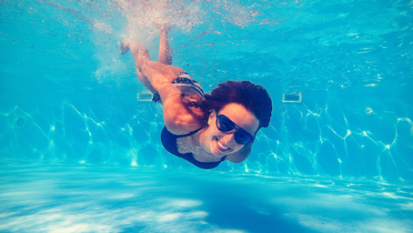 Chica nadando en la alberca sin tapones corriendo el riesgo de sufrir el llamado "oído de nadador"