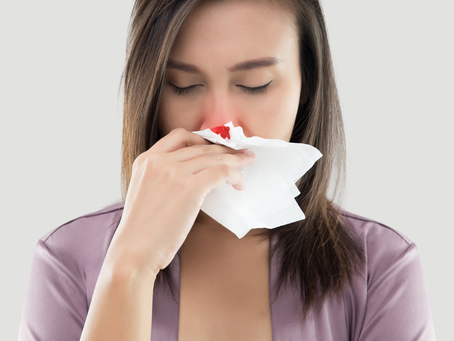 Mujer con sangrado de nariz en época de frío