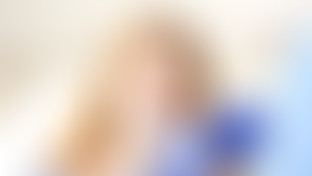 Mujer joven que ha ido a visitar al doctor a consultar ante la duda si necesita rinoplasia estetica o funcional o ambas