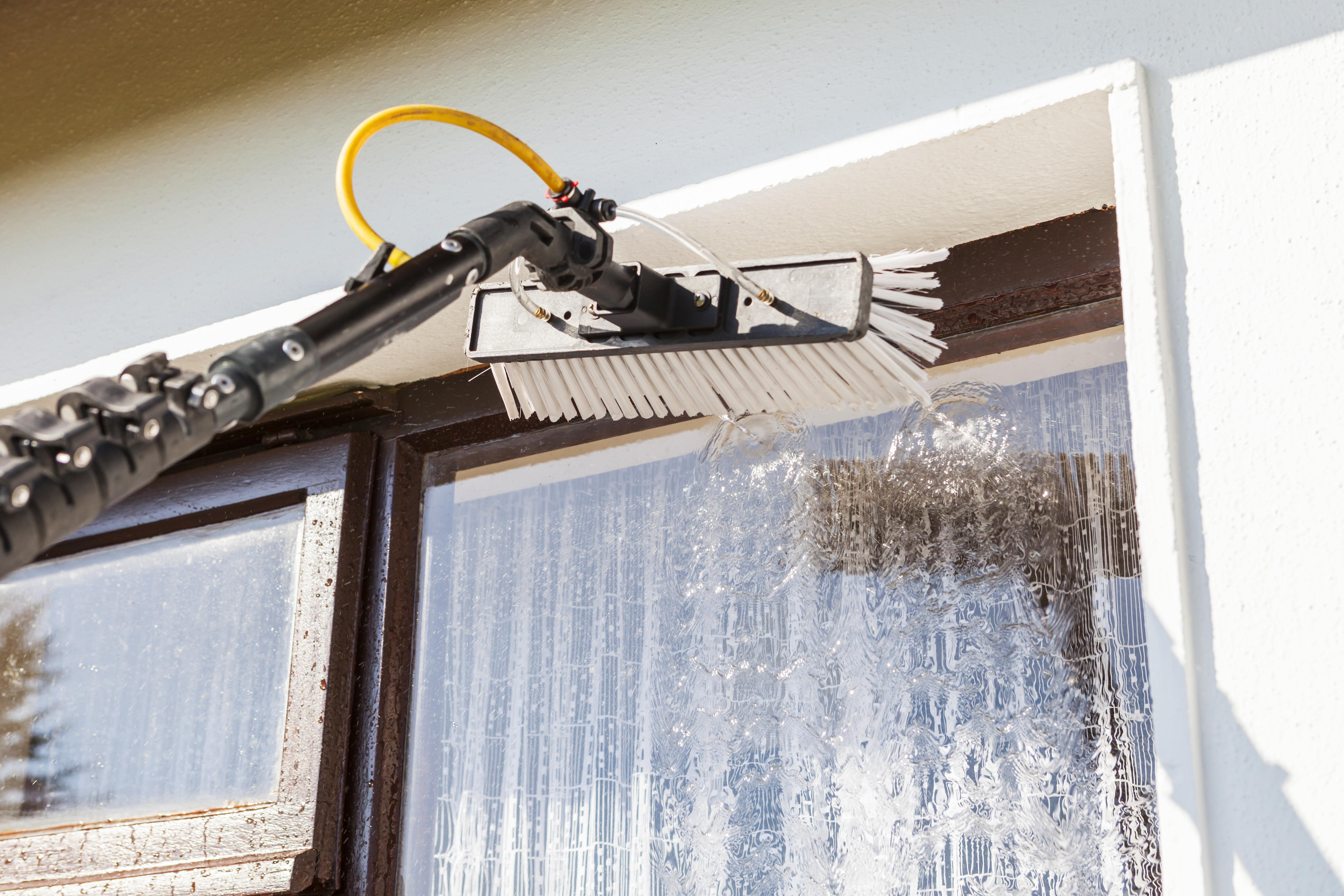 Equipment for washing and cleaning the window from the outside.jpg