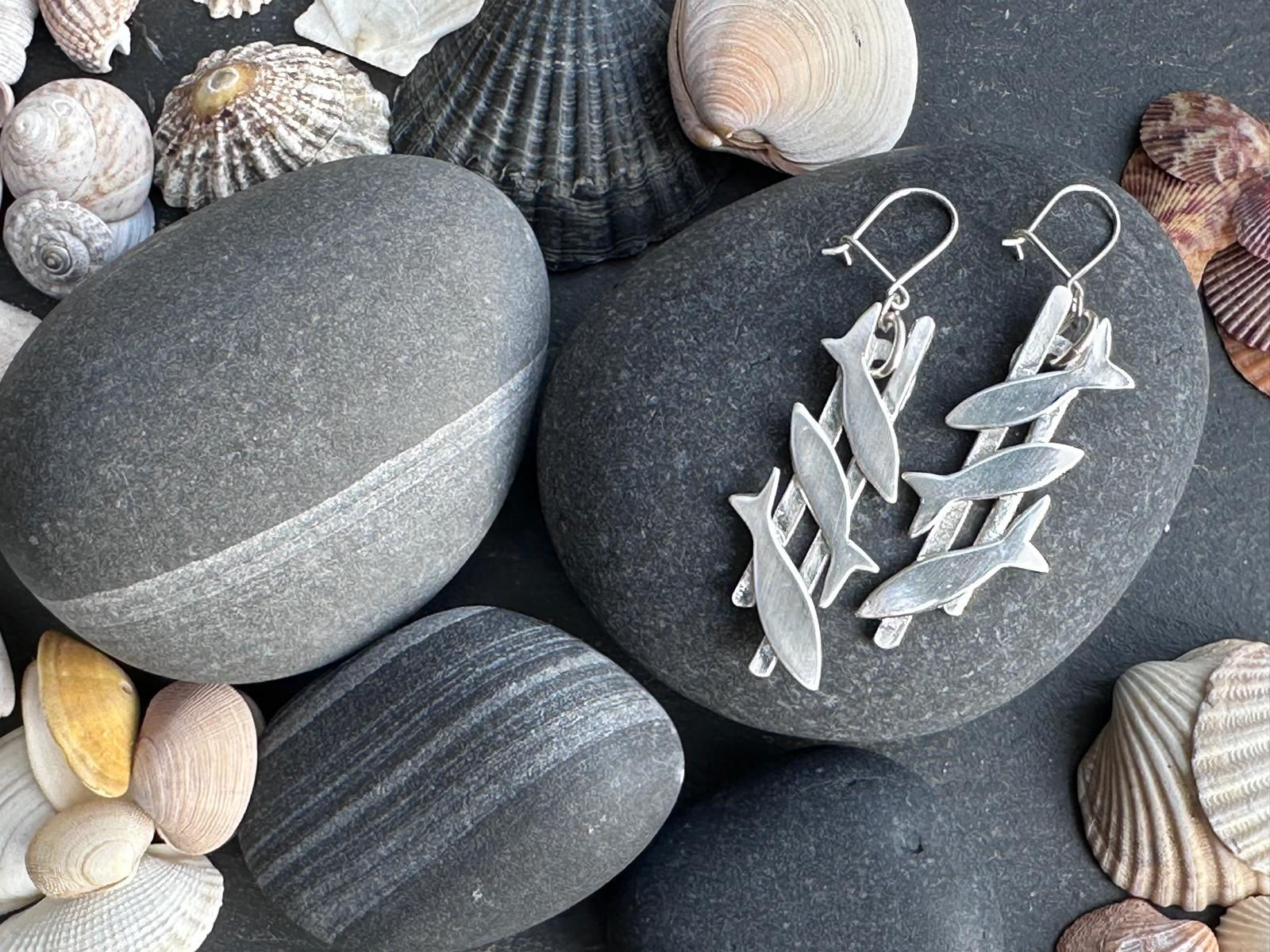 Jane Downey, Against the Flow – Fish Shoal Drop Earrings / Yn Erbyn y Llif – Clu