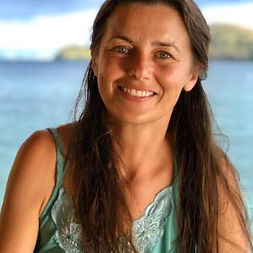 Ájurvéda je jedním z velmi prastarých léčebných systémů na světě. Samotný pojem lze přeložit jako “věda o životě”.
Jedná se o vědu, která se zabývá člověkem jako celkem, lze ji tedy označit za holistickou.
Velký důraz klade tento systém na prevenci a neustálou podporu zdraví. Toho dosahuje zejména pomocí vyvážené stravy, pozitivního myšlení a životního stylu. Přihlíženo je však vždy k individuálním vlastnostem člověka.