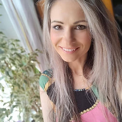 Jsem TERAPEUT-ka, která vnímá jedinečnosti a křehkosti Vaší duše. Mé nastavení je především o splynutí.  Každé trauma si zaslouží býti uviděno, zvědoměno a doprožito. Bolest Vaší duše si zaslouží být uzdravena. 