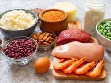 Mesa com receitas proteicas saudáveis para crianças