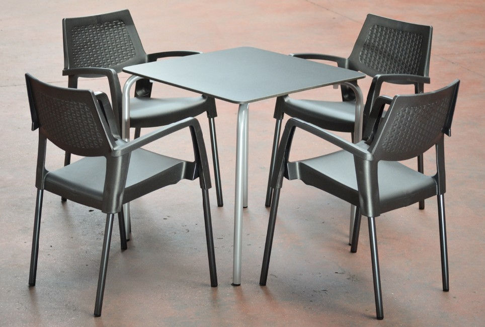 Miniatura: Mesa cuadrada oscura con cuatro sillas a juego para terraza.
