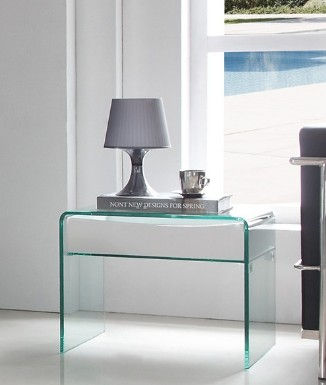 Miniatura: Mesa auxiliar de cristal con lámpara gris, libros y taza junto a ventana.
