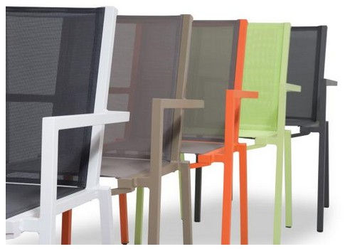Miniatura: Sillas de exterior modernas en fila, colores blanco, gris, naranja y verde.