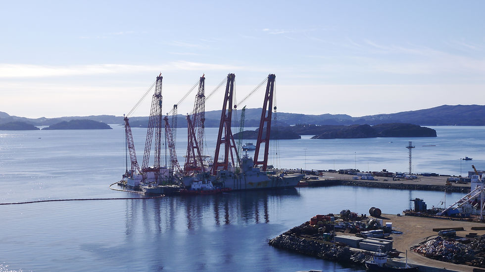An engineered marine-salvage operation using floating cranes. Illustrative image only. Photo: Øyvind W. Olsen, via Wikimedia Commons, licensed under CC BY-SA 4.0. Image cropped.