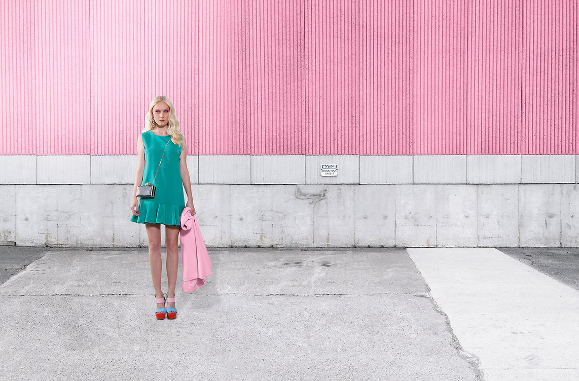 Modella su Pink muro