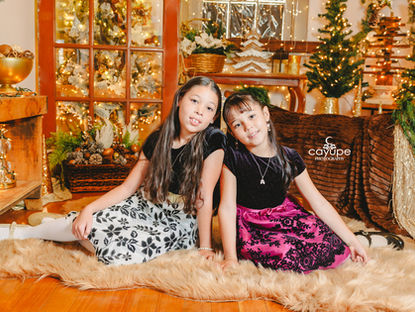 Christmas Mini Session 2023: Bella & Melanie's