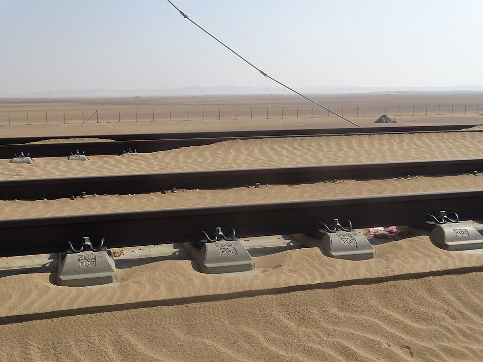 VÃas del tren cubiertas de arena