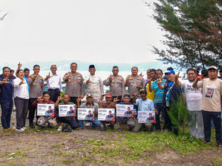 Pandu Laut Nusantara Membagikan Tujuh Perahu untuk Nelayan Teluk Palu