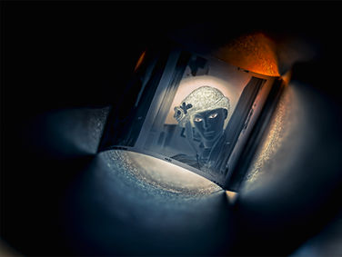 Ritratto in negativo di un manichino con cappello, sospeso in un vuoto nero profondo. Un'immagine poetica sulla memoria e l'identità svelata, caratterizzata da un forte contrasto chiaroscurale e texture analogiche, accettata su 1x.com