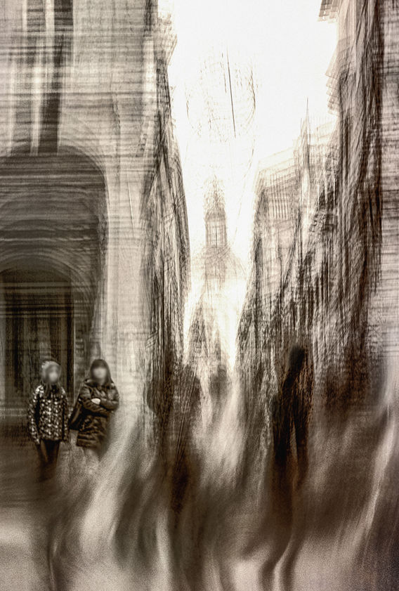 Fotografia d'arte intitolata 'Guardiani Silenziosi', caratterizzata da una composizione astratta realizzata tramite esposizioni multiple e mosso creativo. Le strutture architettoniche e gli archi si dissolvono in linee fluide e verticali, creando un'atmosfera onirica. Sulla sinistra, due figure umane emergono con maggiore nitidezza, agendo come presenze stabili che osservano il passaggio del tempo, mentre lo sfondo si trasfigura in un ritmo visivo dinamico e senza tempo.
