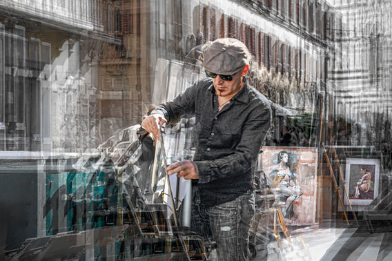 Artista di strada con berretto e occhiali da sole circondato da dipinti, ritratto fotografico creativo con effetto esposizione multipla.