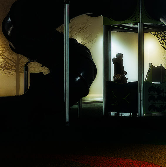 Fotografia notturna di un parco giochi avvolto nella fitta nebbia (gennaio 2026). Le sagome scure delle strutture ludiche creano un forte contrasto grafico con la luce soffusa dei lampioni, che definisce i contorni di uno spazio sospeso nel silenzio. Un'opera minimalista che esplora la solitudine e la quiete degli spazi urbani notturni.