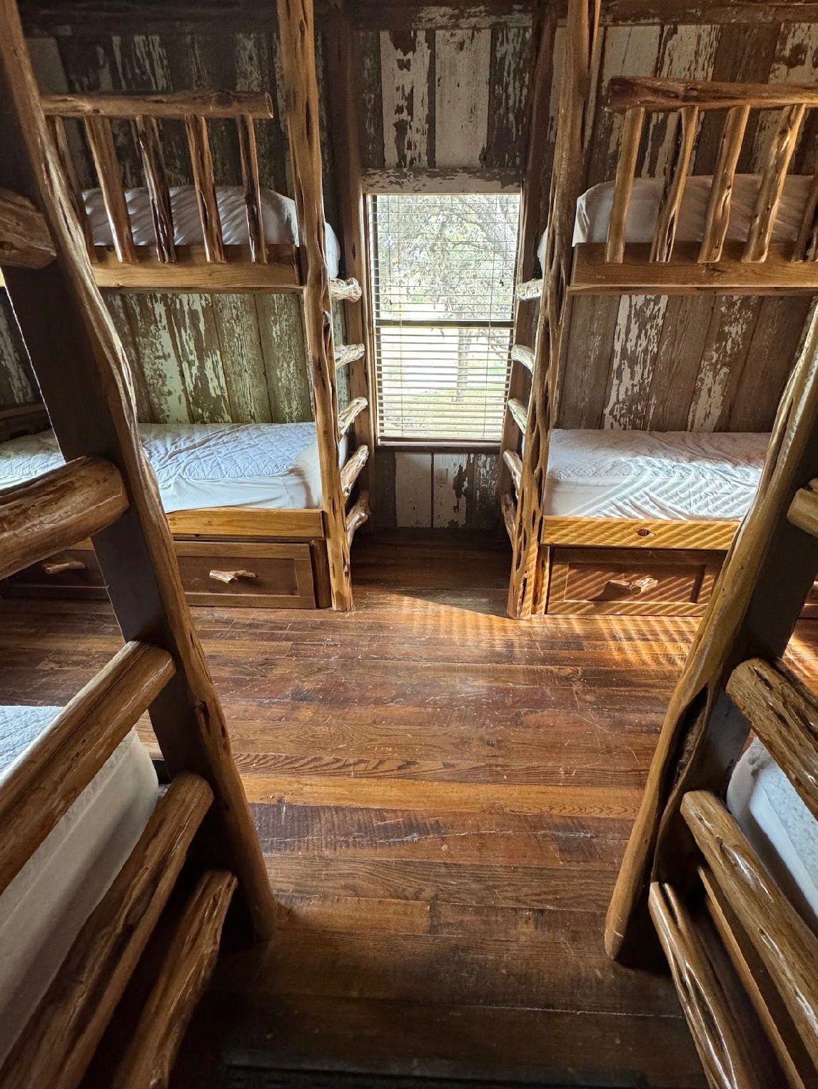Volunteer Treehouse Boot Canyon- Adventure stay shared men's dorms