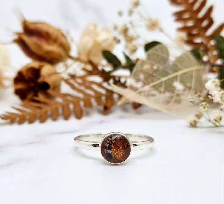 ashes keepsake ring with 6mm resin stone and memorial inclusions in silver ring