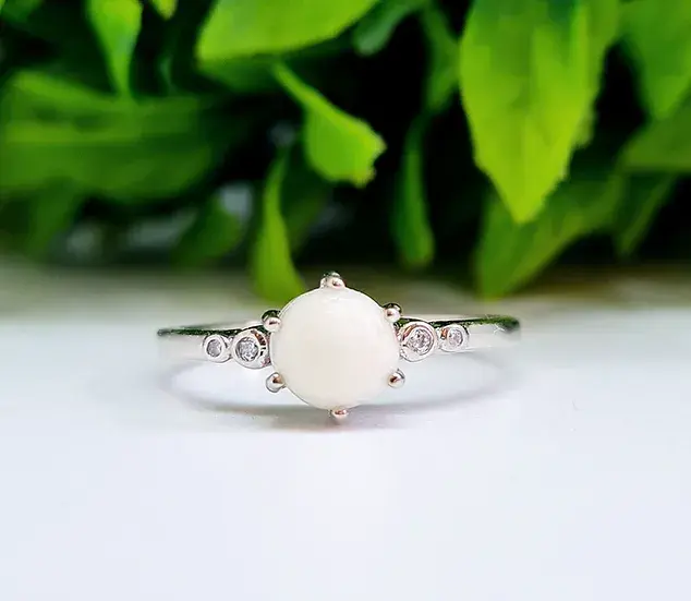 Circle stone moissanite diamond 14ct gold ring