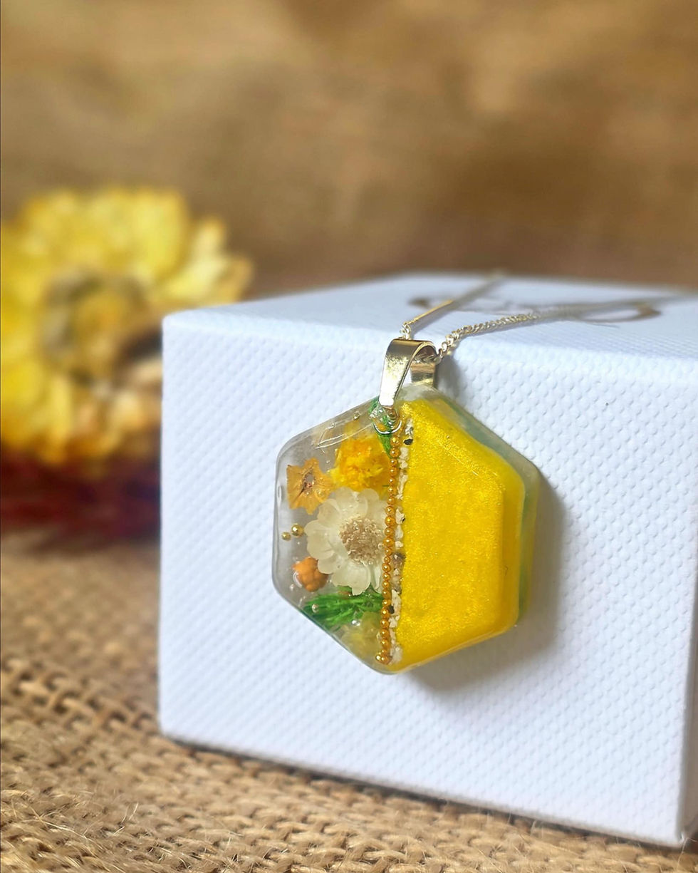 Ashes necklace with real flowers