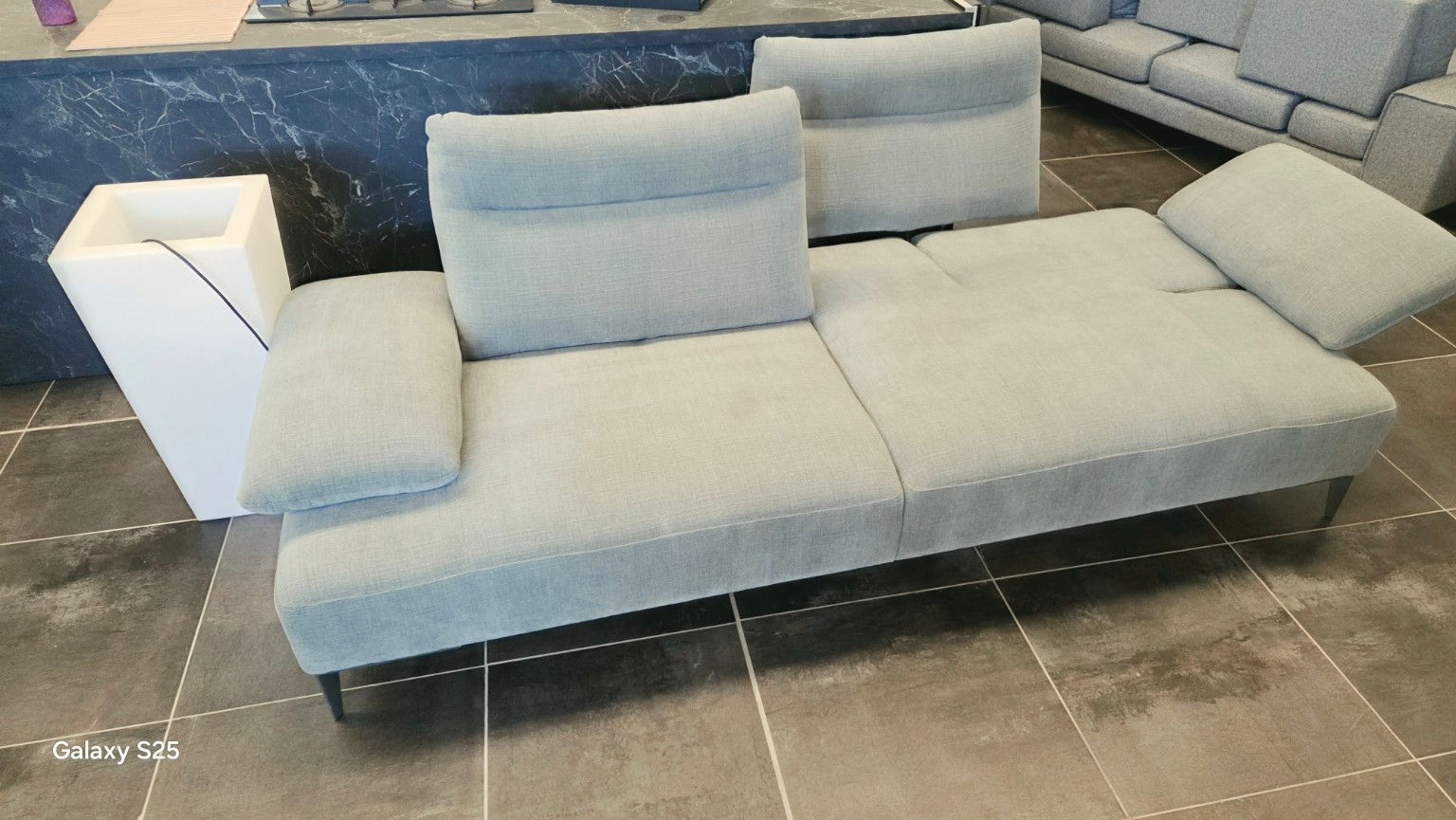 Divano Max Divani da esposizione grigio chiaro – vista dall’alto