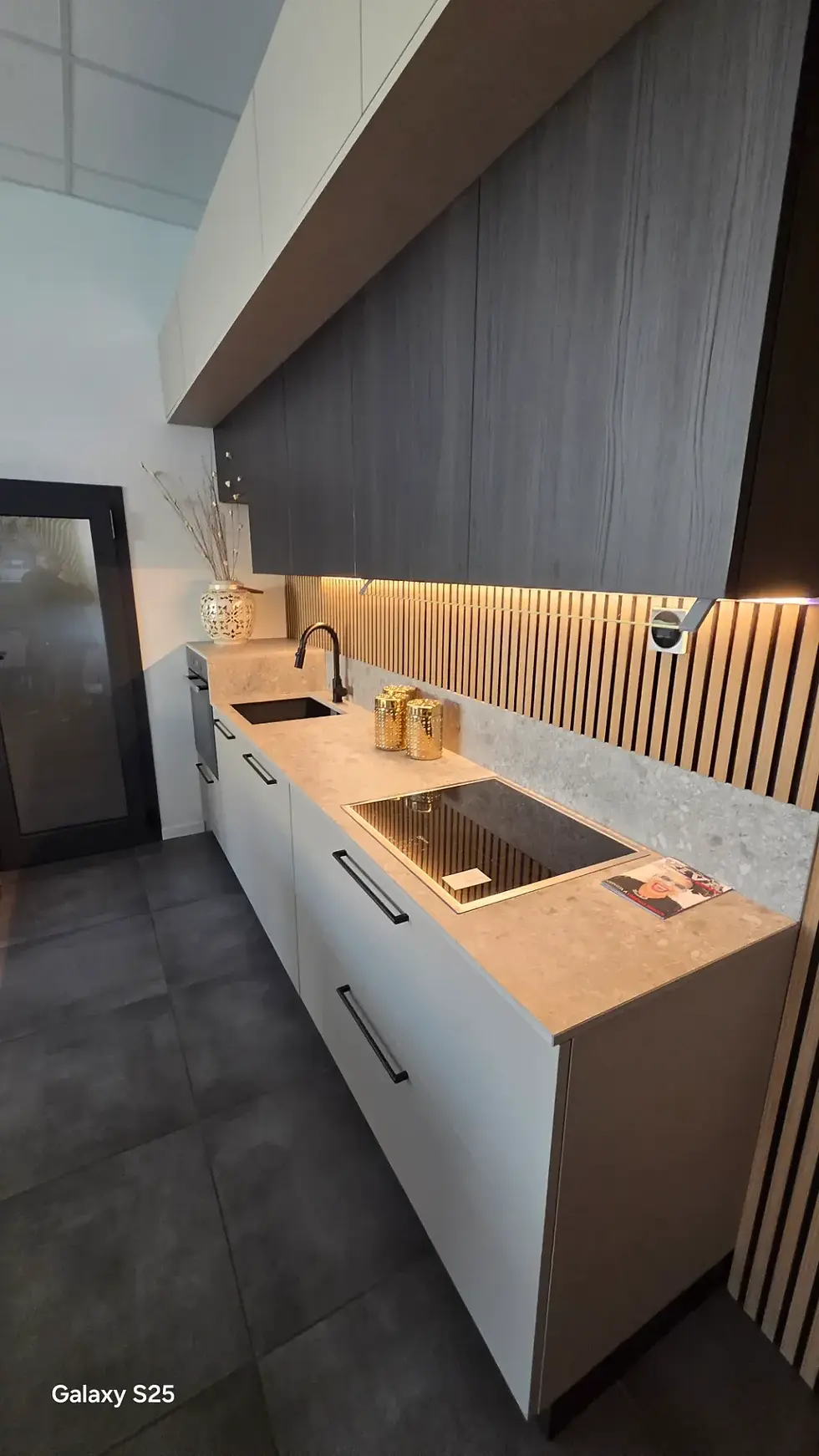 Cucina lineare Antares outlet MHID con top in pietra