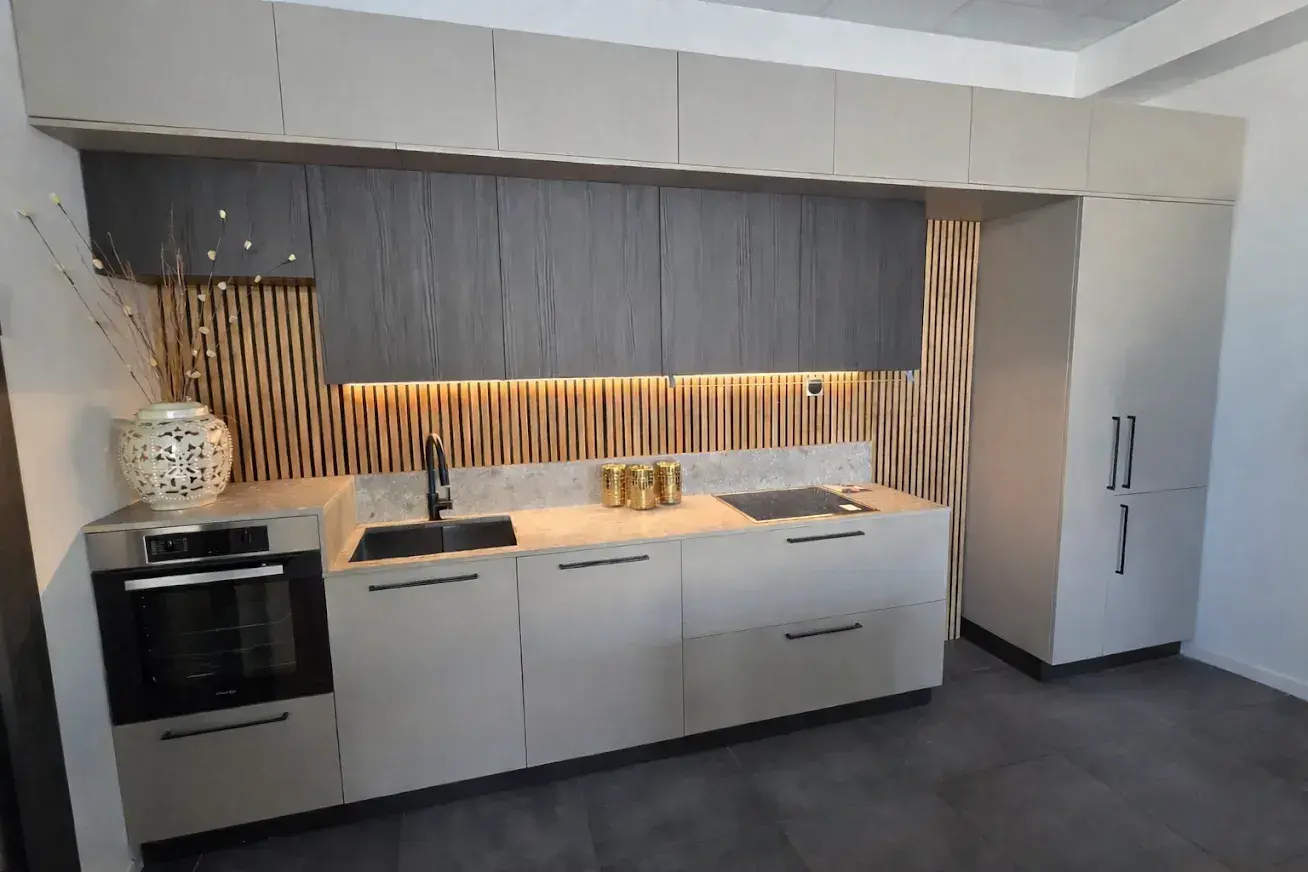Cucina lineare Antares outlet MHID con boiserie e LED.