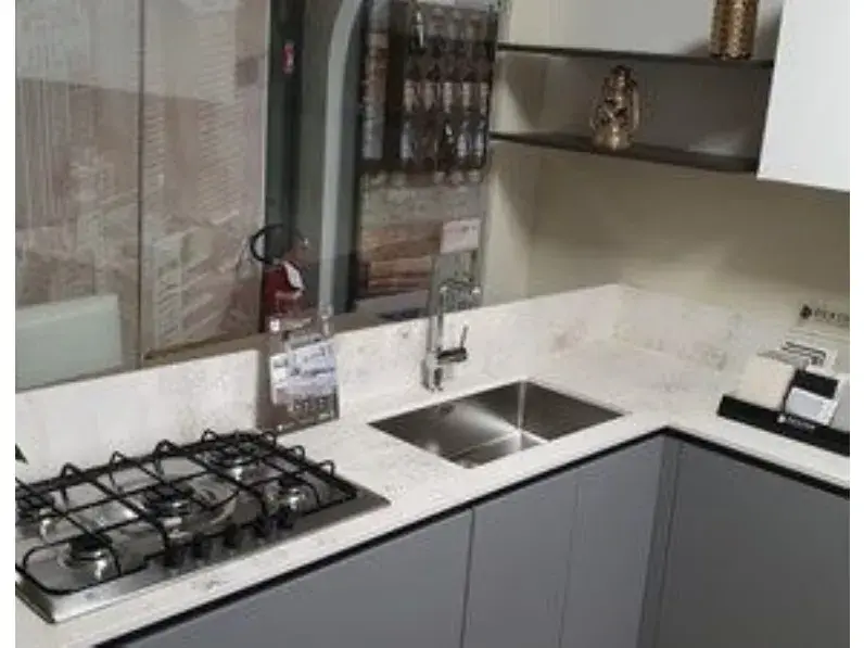 Cucina in laminato Arredo3 con piano bianco e lavello