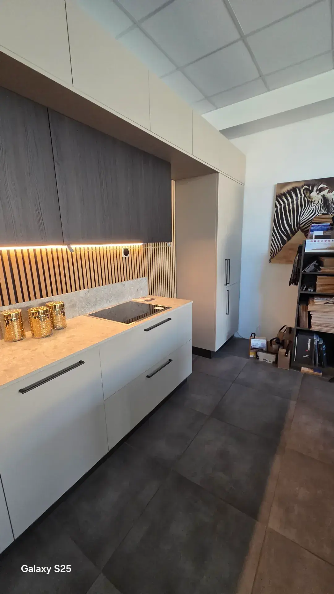 Cucina lineare Antares outlet MHID con pensili scuri